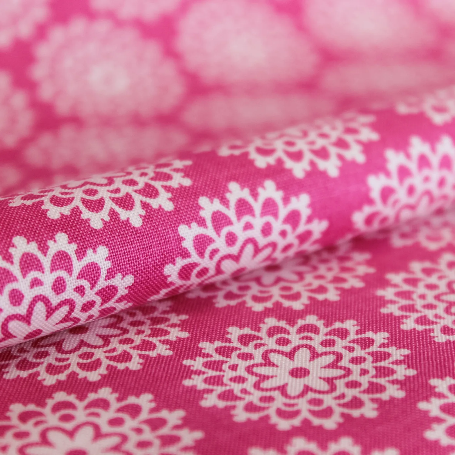 Katoen roze met wit cirkelmotief
